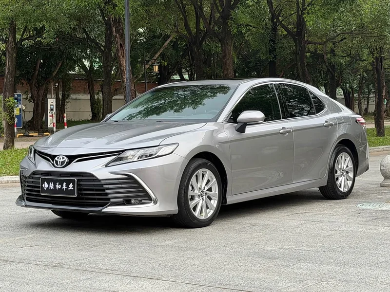 Toyota Camry — фото 1
