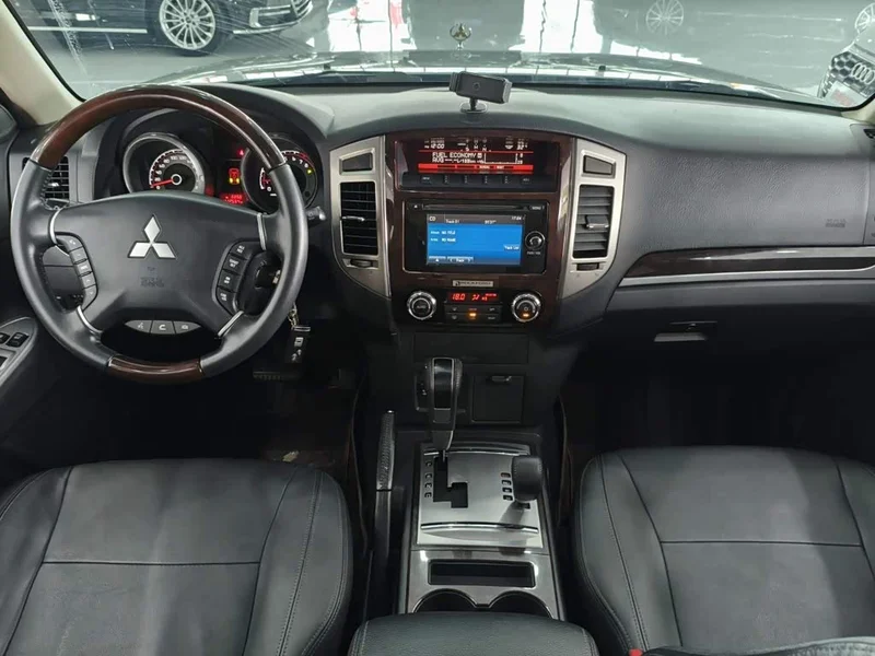 Mitsubishi Pajero (Imported) — фото 12