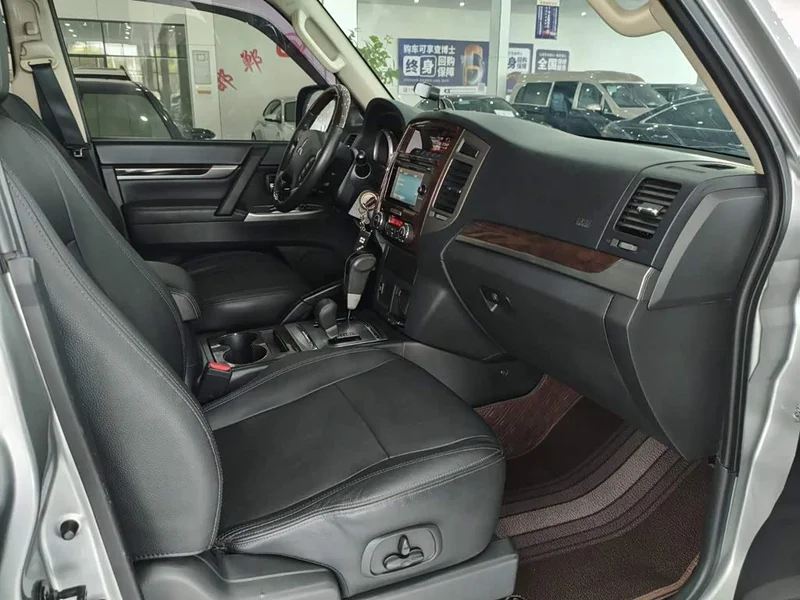 Mitsubishi Pajero (Imported) — фото 13
