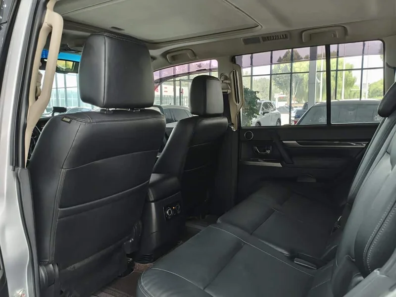 Mitsubishi Pajero (Imported) — фото 14