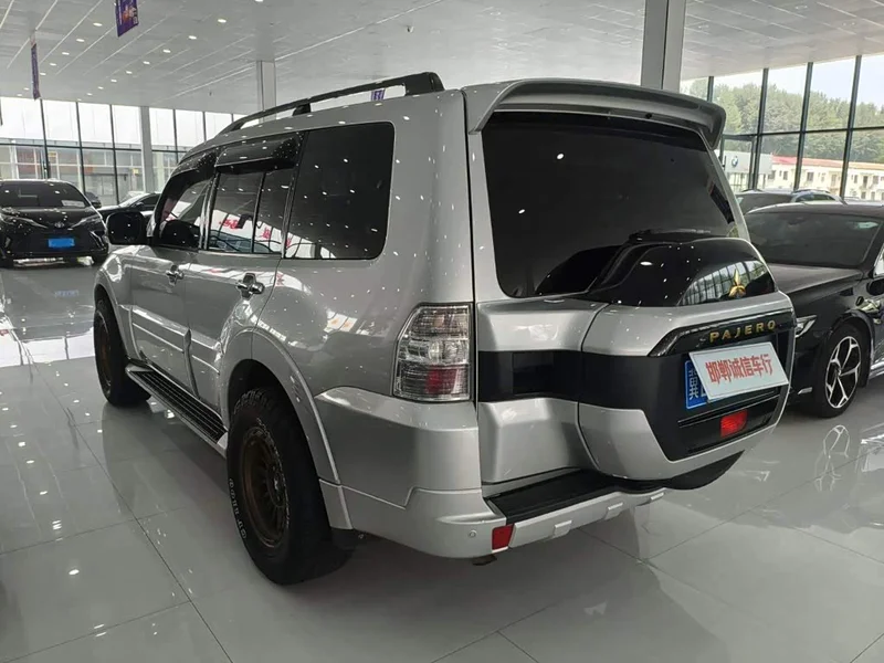 Mitsubishi Pajero (Imported) — фото 6