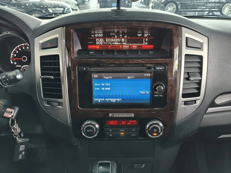 Mitsubishi Pajero (Imported) — фото 10