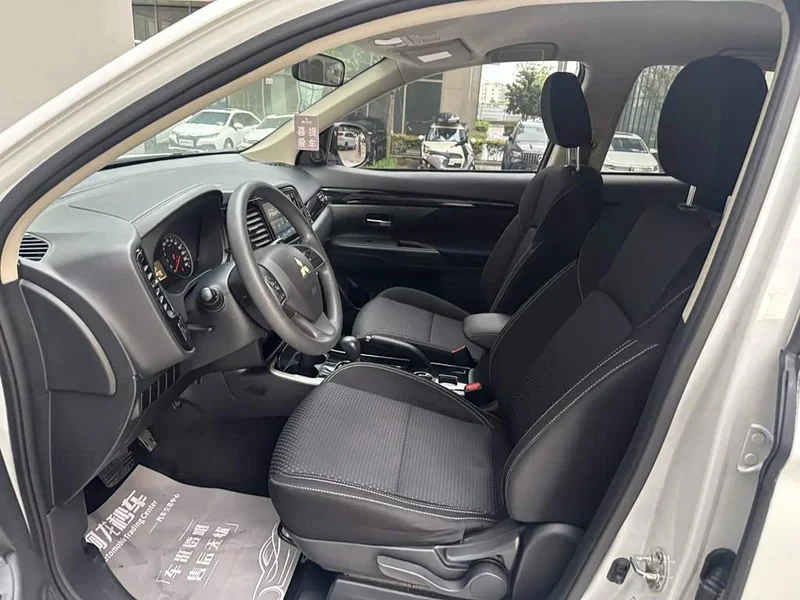 Mitsubishi Outlander — фото 11