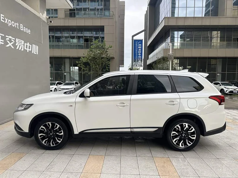 Mitsubishi Outlander — фото 3