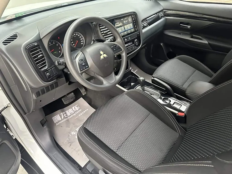 Mitsubishi Outlander — фото 10