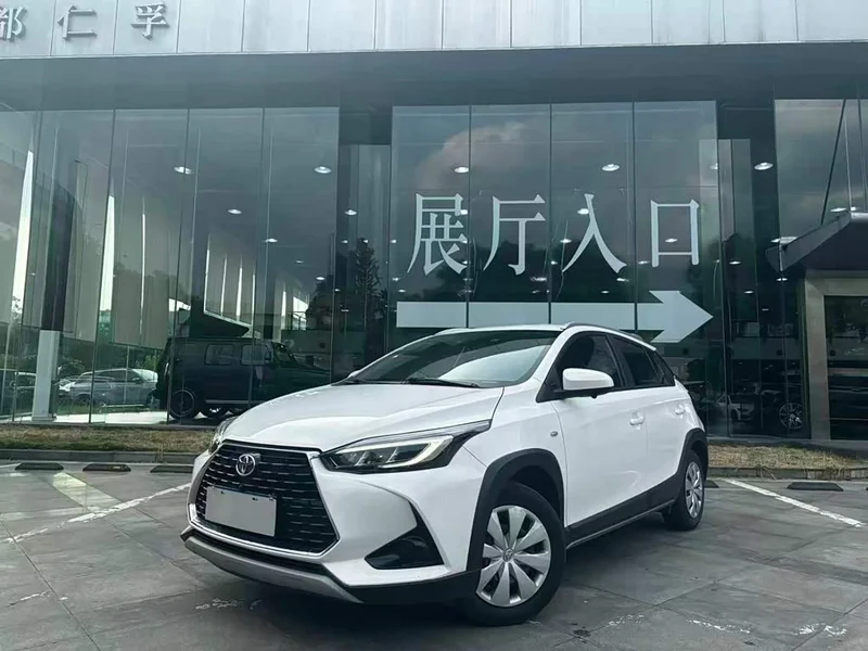 Toyota Yaris L — фото 1
