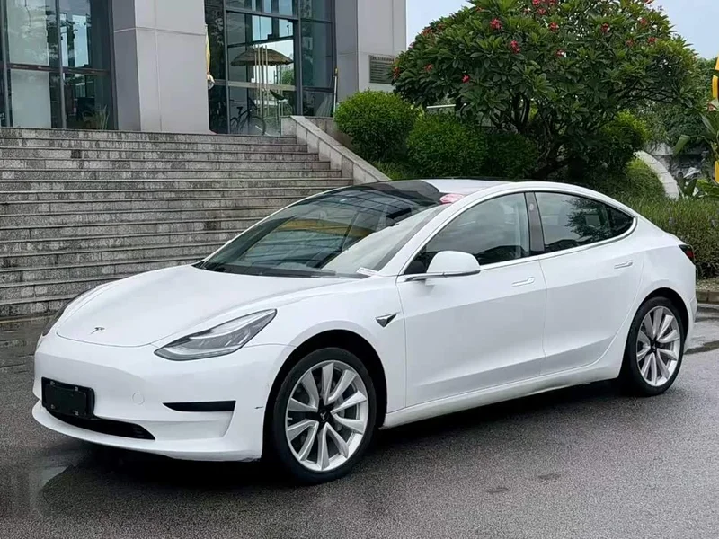Tesla Model 3 — фото 1
