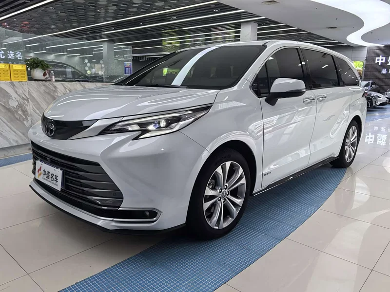 Toyota Sienna — фото 1