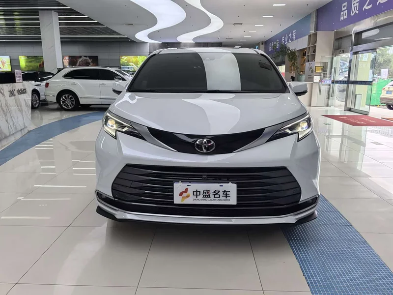 Toyota Sienna — фото 2