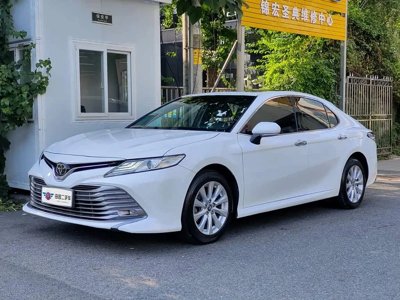 Toyota Camry — фото 1