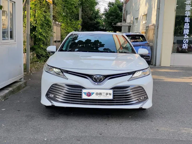 Toyota Camry — фото 2