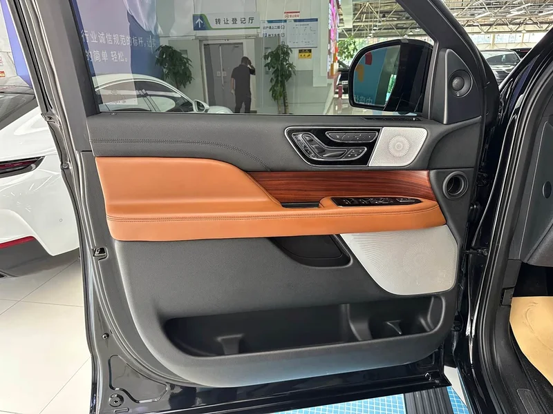 Lincoln Navigator — фото 17