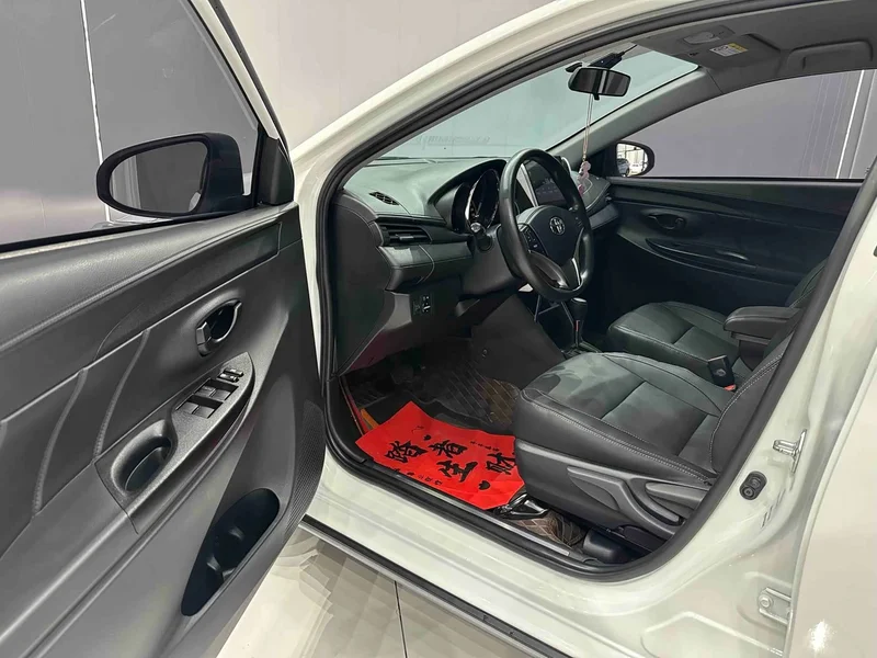 Toyota Yaris L — фото 7