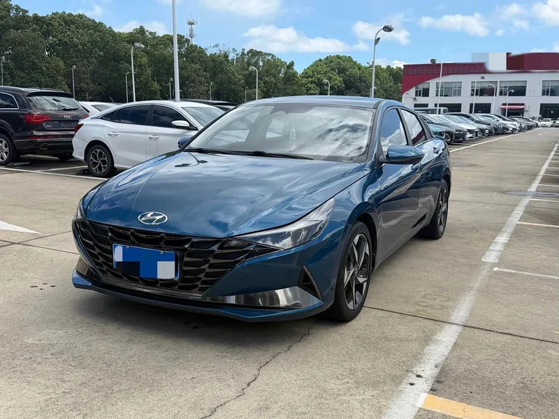 Hyundai Elantra — фото 1