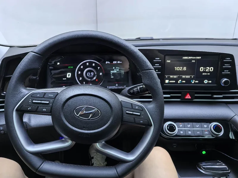 Hyundai Elantra — фото 12