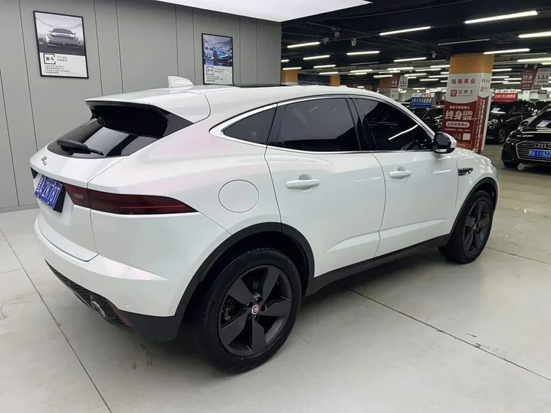 Jaguar E-PACE — фото 7
