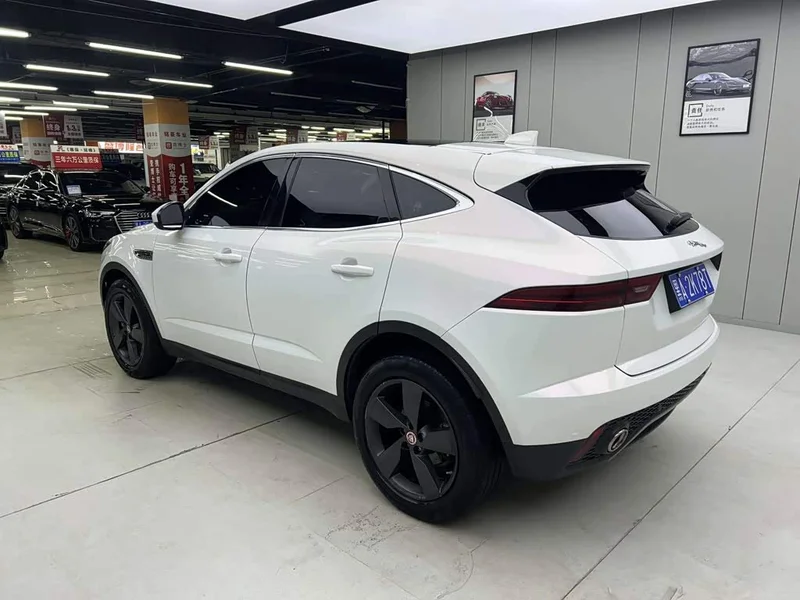 Jaguar E-PACE — фото 9