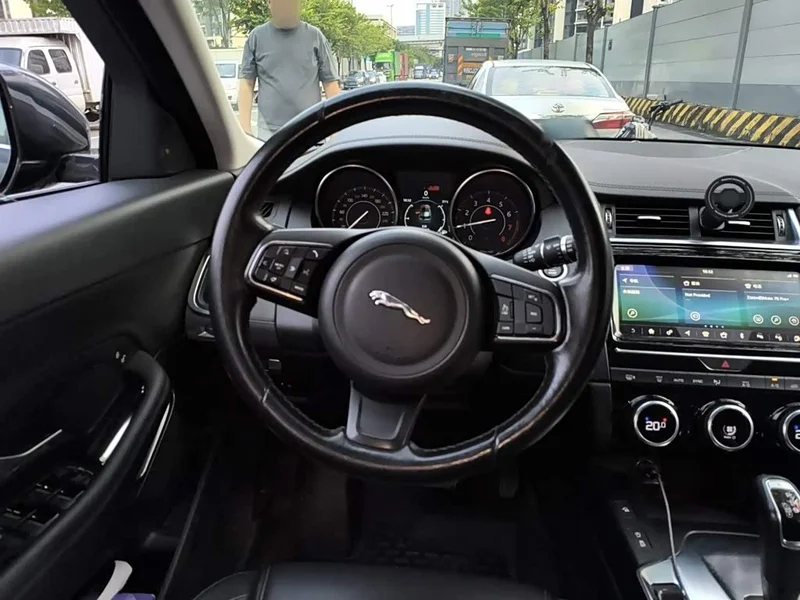 Jaguar E-PACE — фото 11