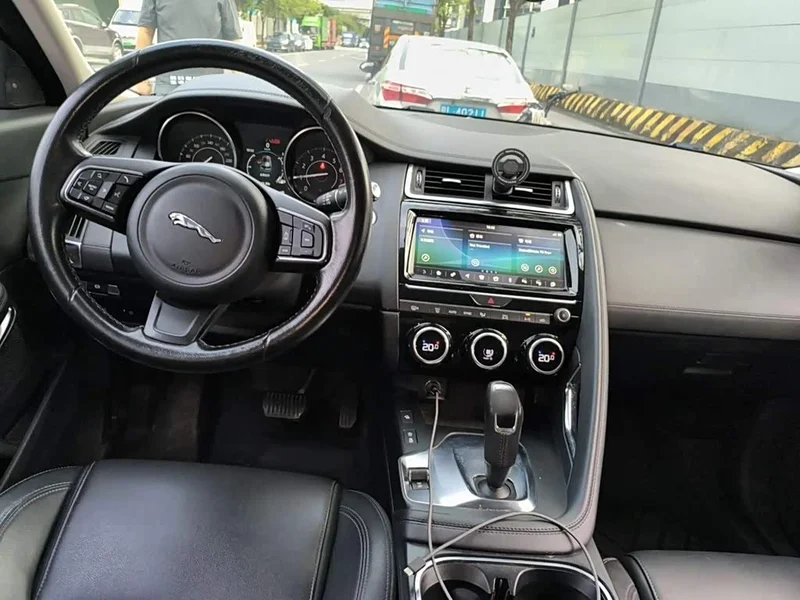 Jaguar E-PACE — фото 10