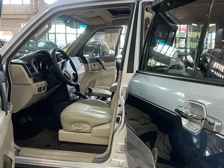 Mitsubishi Pajero (Imported) — фото 16