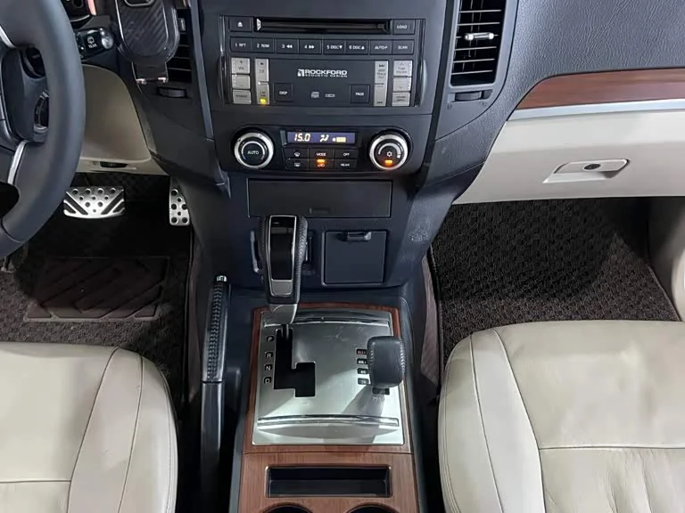 Mitsubishi Pajero (Imported) — фото 10