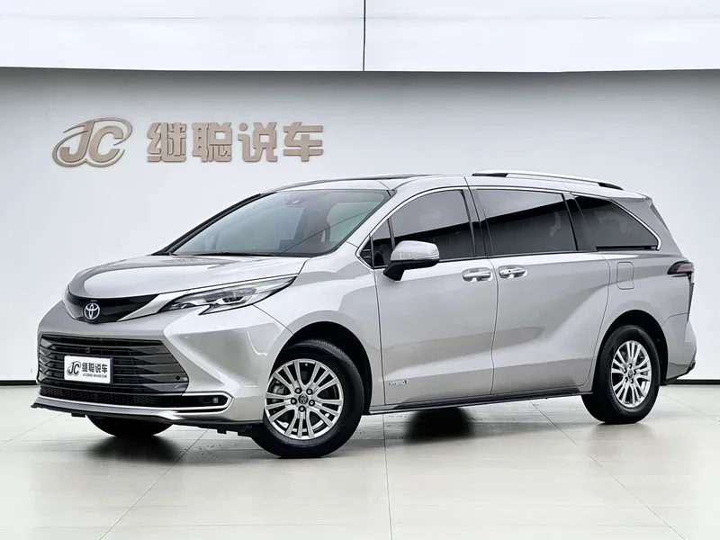 Toyota Sienna — фото 1