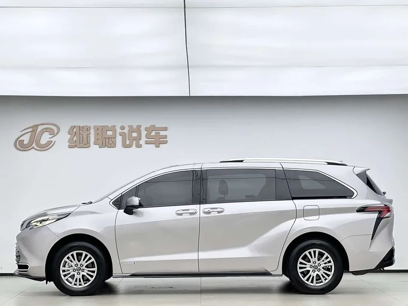 Toyota Sienna — фото 3