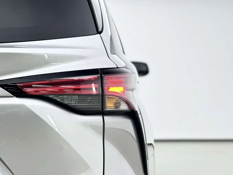 Toyota Sienna — фото 8