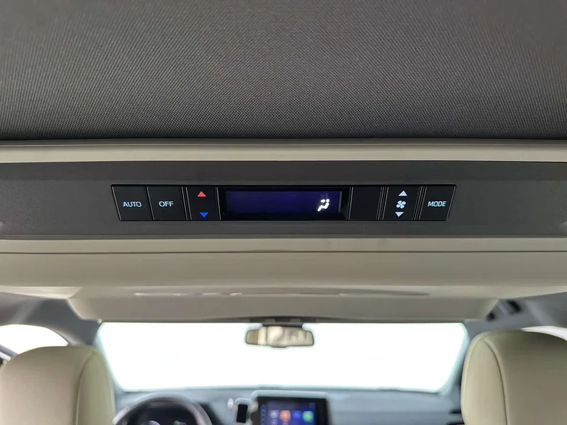 Toyota Sienna — фото 10