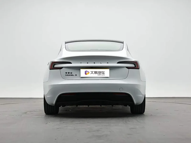 Tesla Model 3 — фото 4