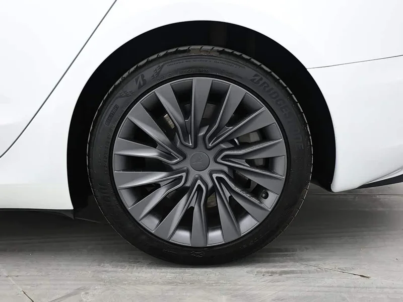Tesla Model 3 — фото 9