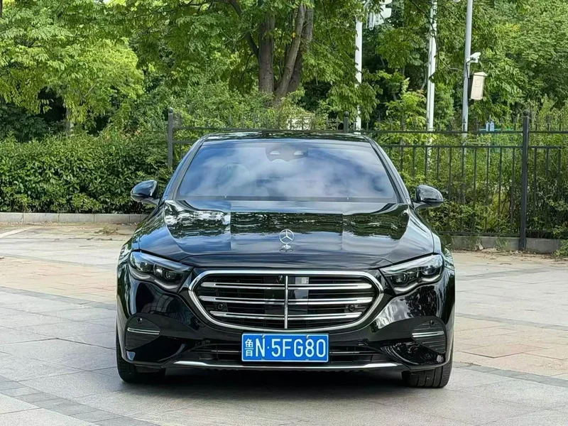 Mercedes-Benz E-Class — фото 1