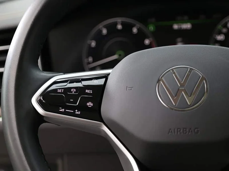 Volkswagen Touareg — фото 17