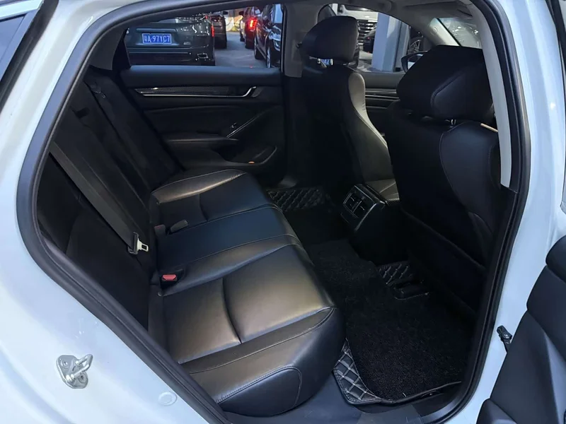 Honda Accord — фото 10