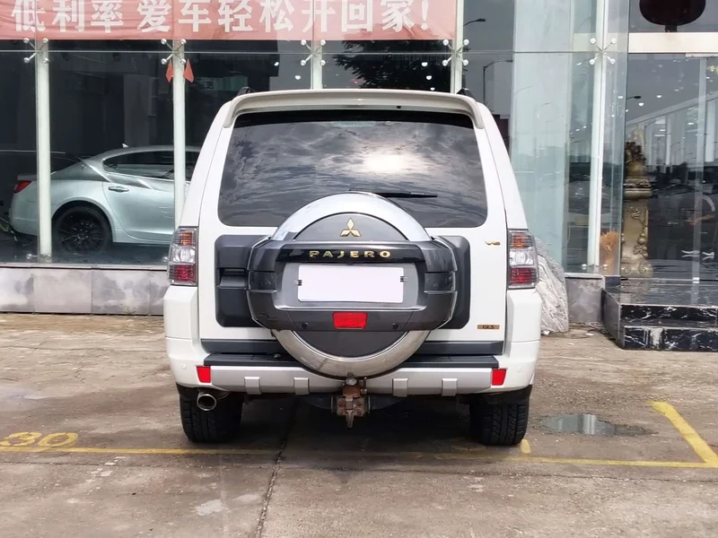 Mitsubishi Pajero (Imported) — фото 11