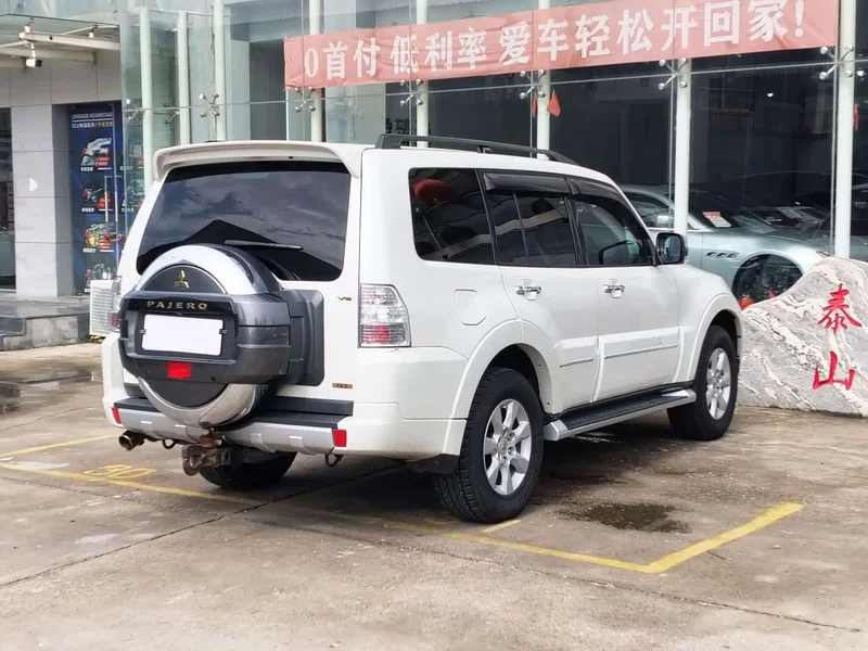 Mitsubishi Pajero (Imported) — фото 12