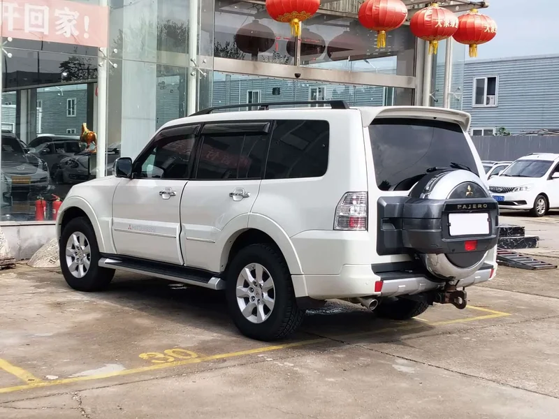 Mitsubishi Pajero (Imported) — фото 10
