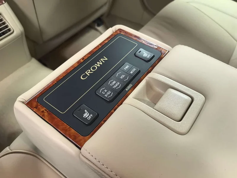 Toyota Crown — фото 13