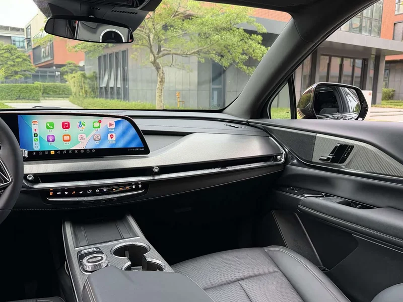 Cadillac XT5 — фото 23