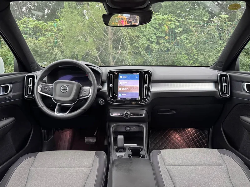 Volvo XC40 — фото 11