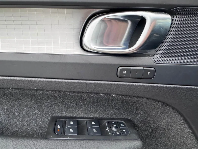 Volvo XC40 — фото 12