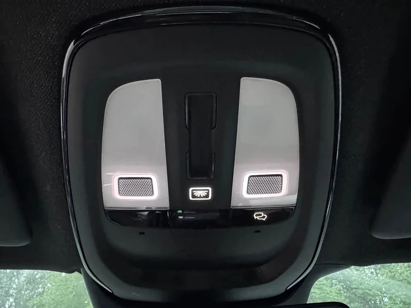 Volvo XC40 — фото 14