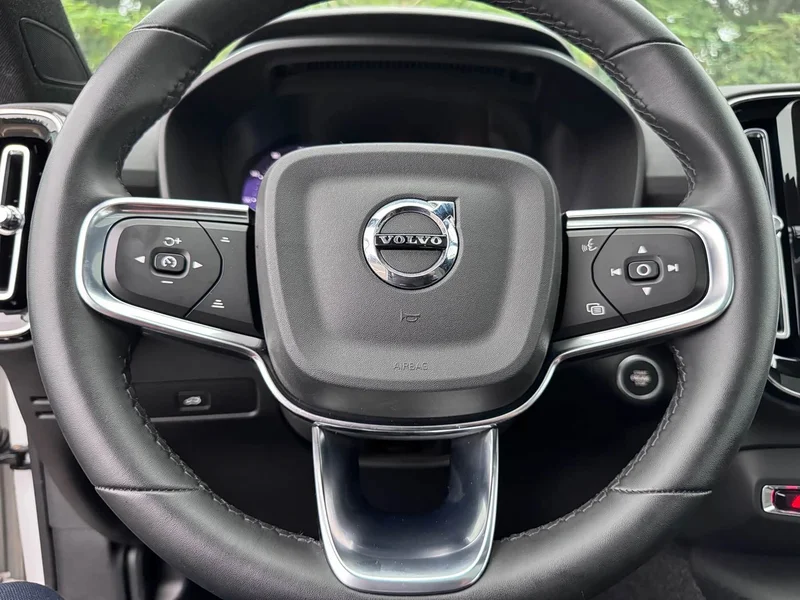 Volvo XC40 — фото 15