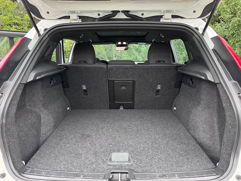 Volvo XC40 — фото 17