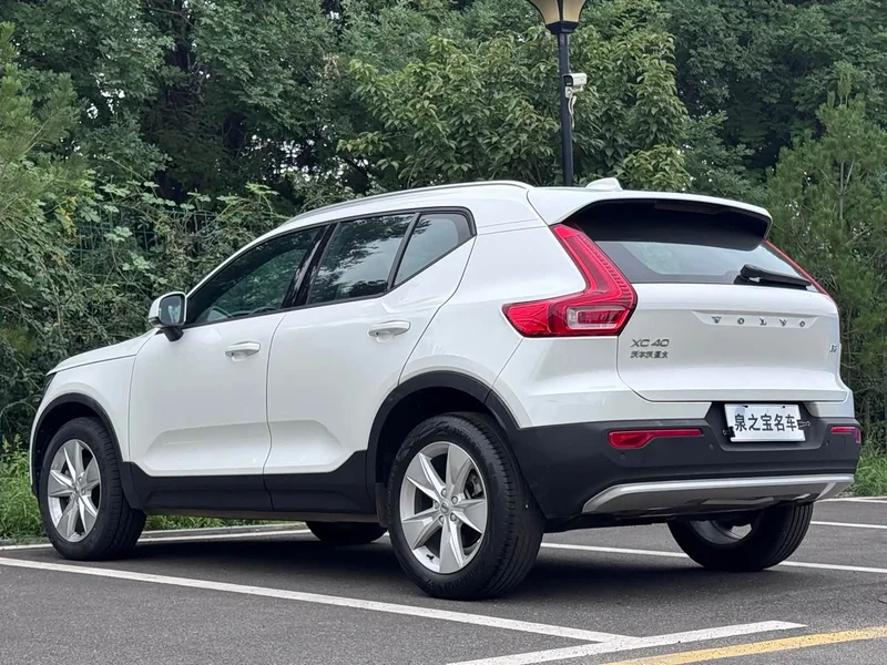 Volvo XC40 — фото 5
