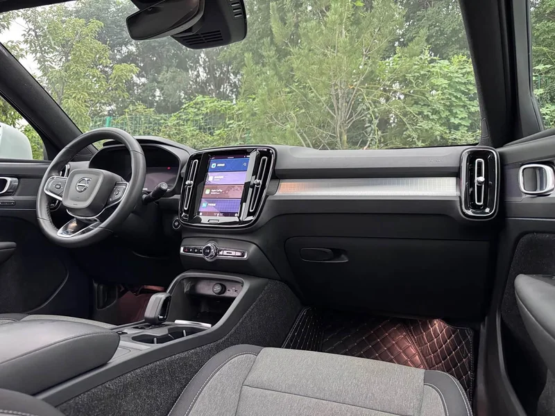 Volvo XC40 — фото 10