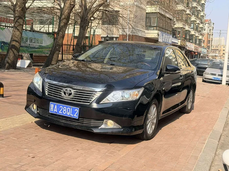 Toyota Camry — фото 1