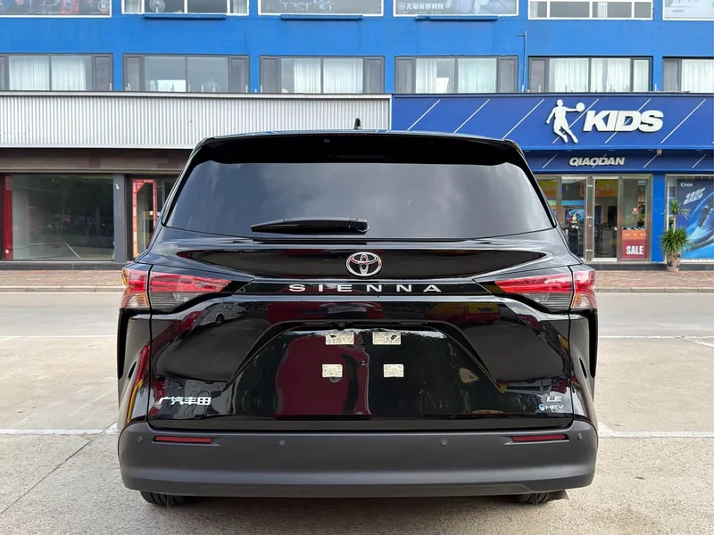 Toyota Sienna — фото 13