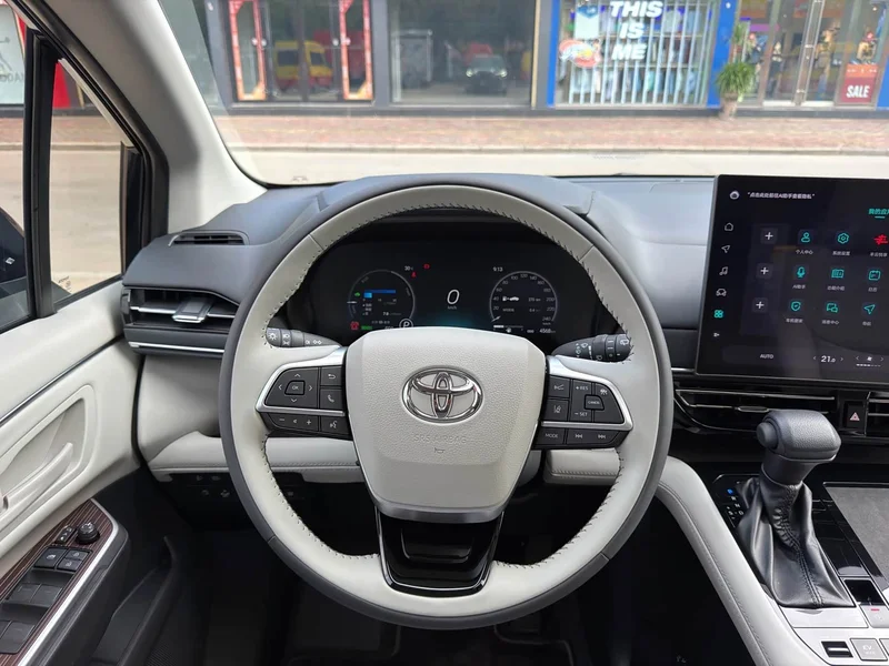 Toyota Sienna — фото 8