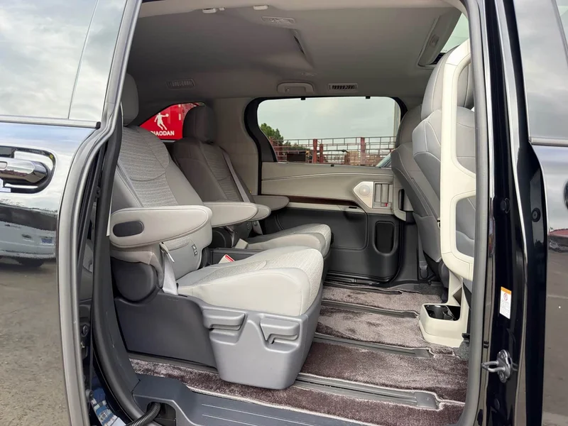 Toyota Sienna — фото 9